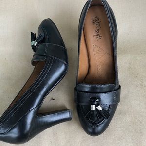 Black pumps, like new, size 6.  EuroSoft by Sofft